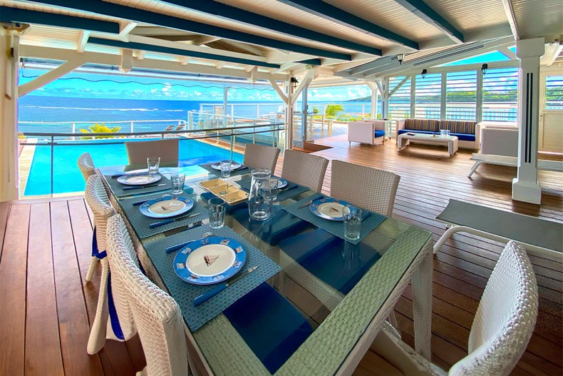 Villa Pointe Cap Est table
