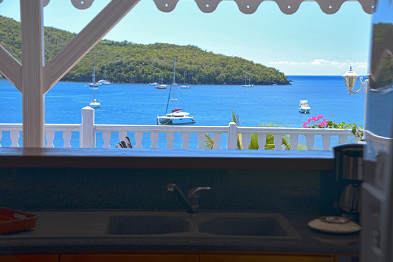 Le plan de travail de la cuisine, face à la baie.