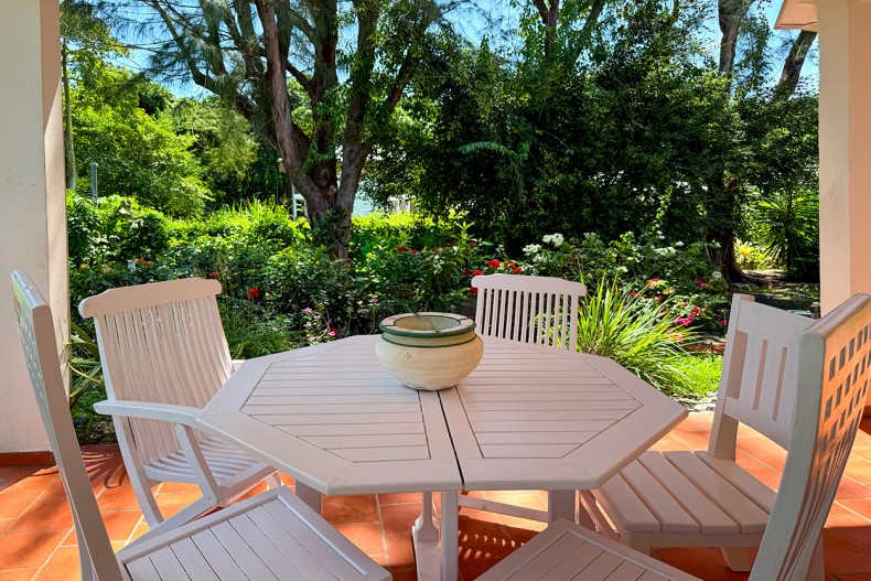 Location villa paisible le diamant piscine petite table