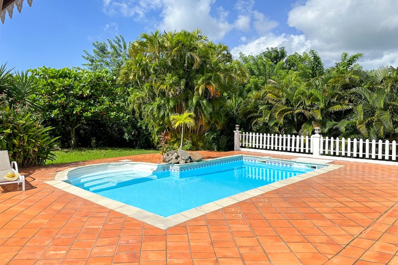 Piscine sécurisée par filets