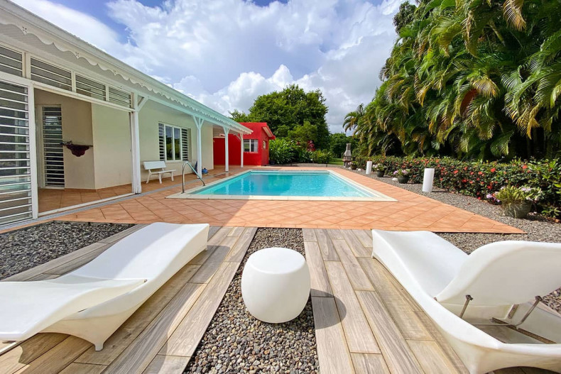 La piscine et ses transats lumineux (éclairé la nuit)