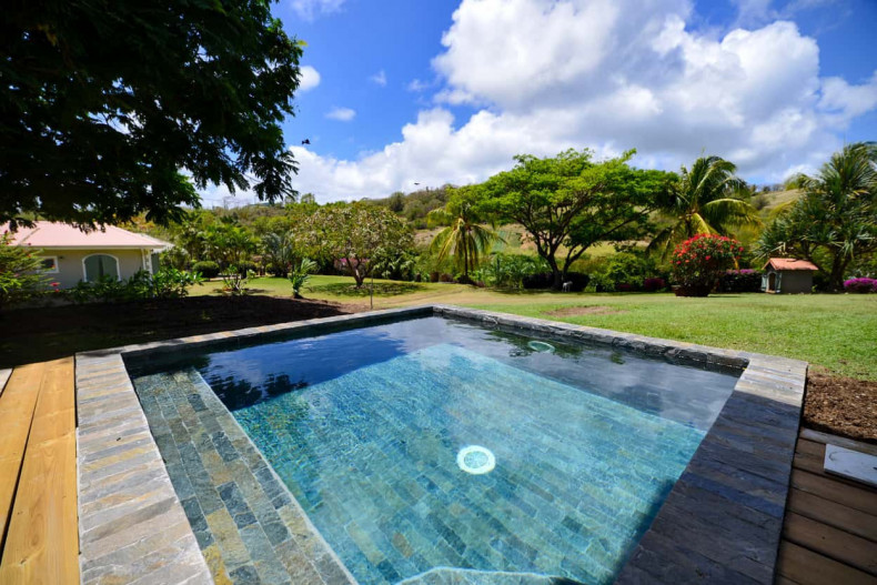 Villa piscine en pierre le cap est