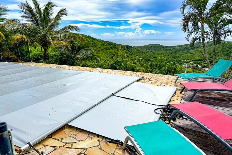 Piscine sécurisée par bache