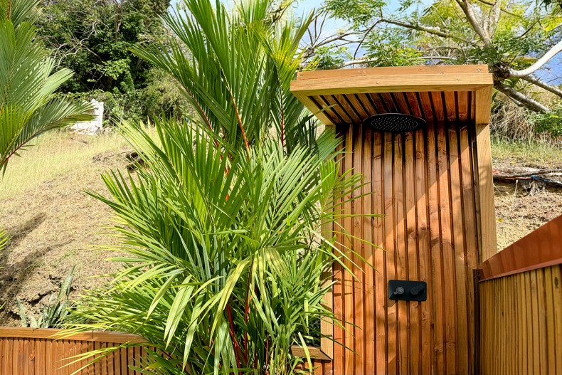 douche piscine Bungalow de charme Martinique le françois piscine