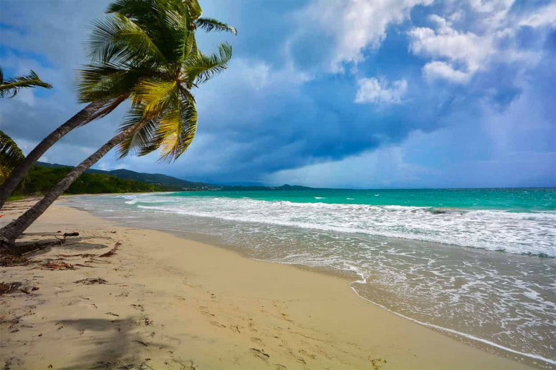 La plage du Diamant Nov 2018, par mauvais temps, sable banc et eau cristalline