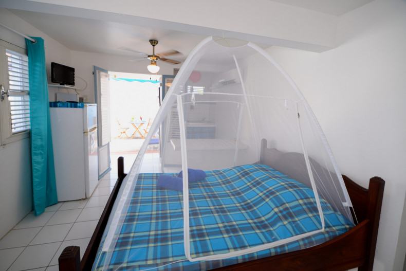 La chambre et coin cuisine dans le fond