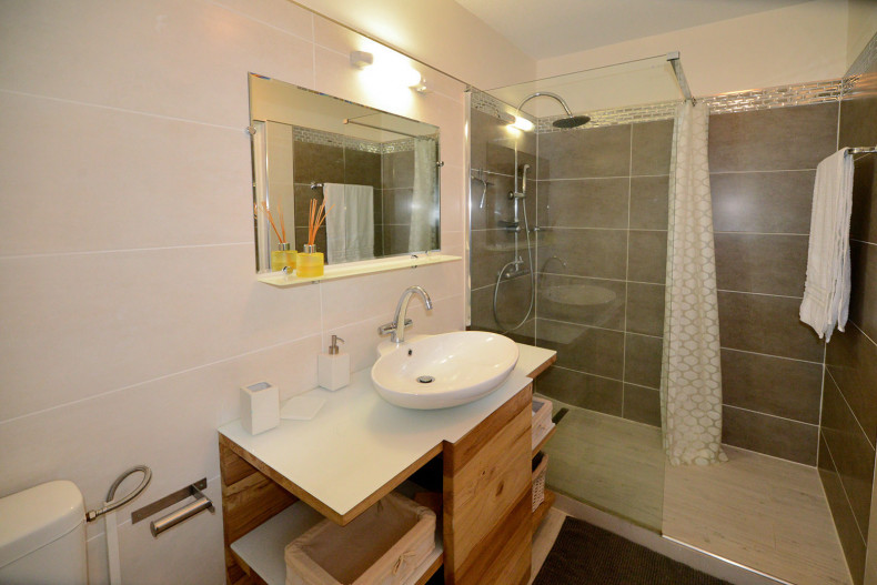 Location T2 rez de jardin le diamant sdb