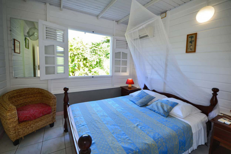 chambre du bungalow martinique sur la route