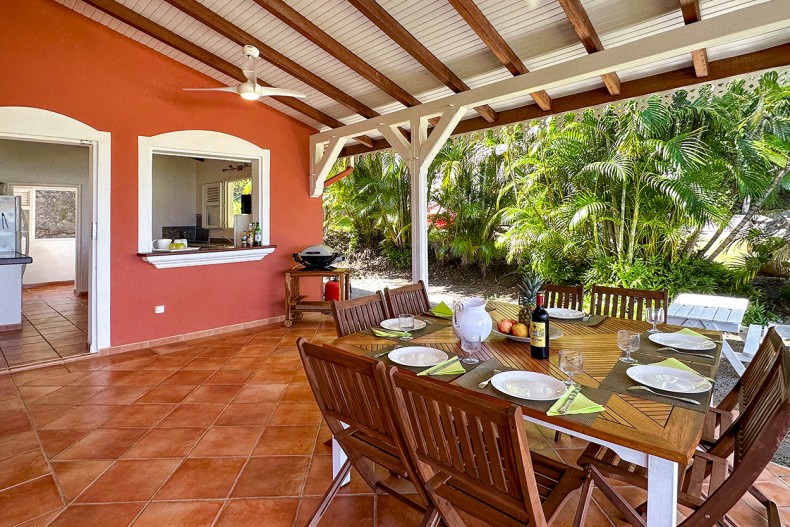 La salle à manger sur la terrasse VILLA COTE MER LE ROBERT