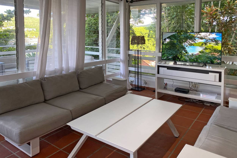 Sur la terrasse de la douceur au dessus de la plage