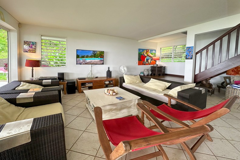 Le salon interieur coin TV location martinique