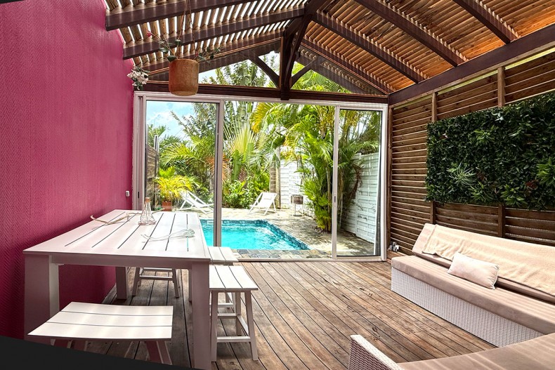 Salon terrasse petite villa 4 etoiles Sainte Luce