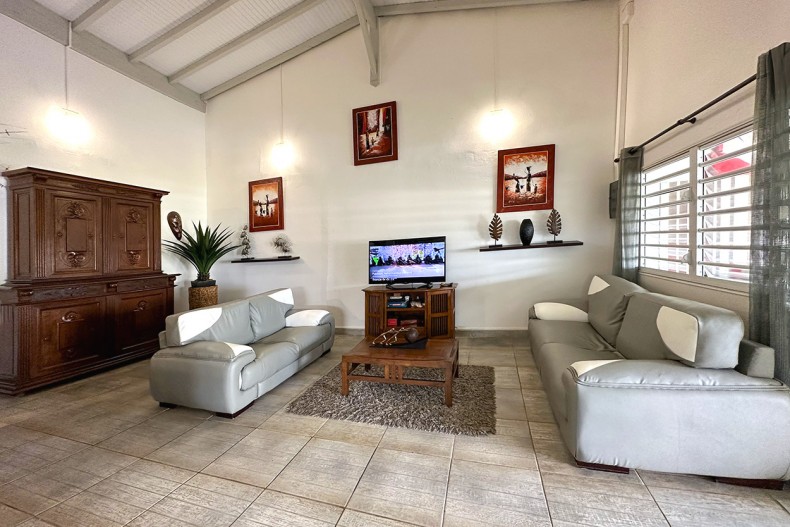 Location villa 6 ch Martinique piscine le vauclin salon tv