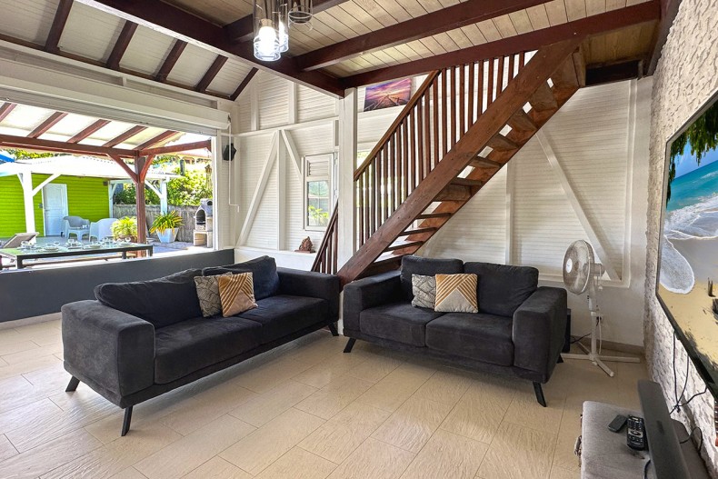 Salon TV villa vallée verte Rivière Salée Martinique