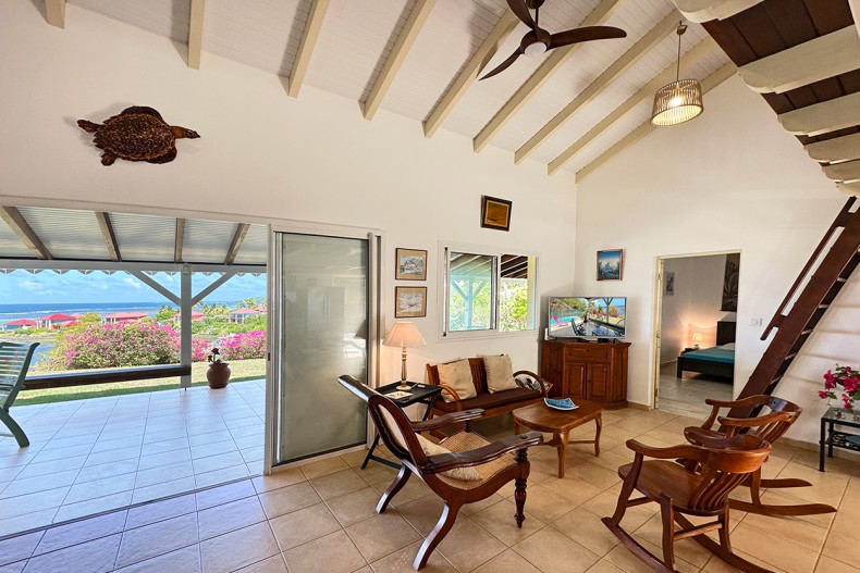 Le séjour de la villa du cap est pinsonnelle