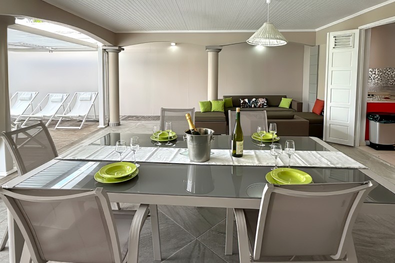 Location villa sainte Luce Martinique 4 étoiles table