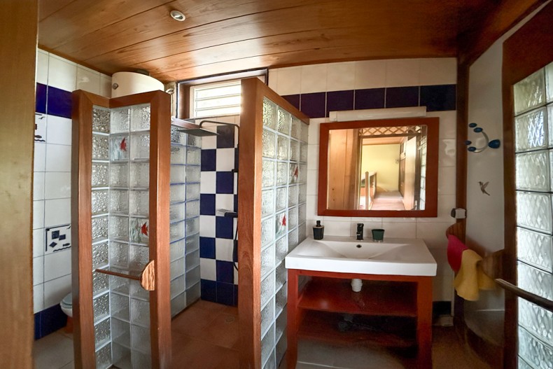 Salle d'eau Cuisine location bois exotique le robert