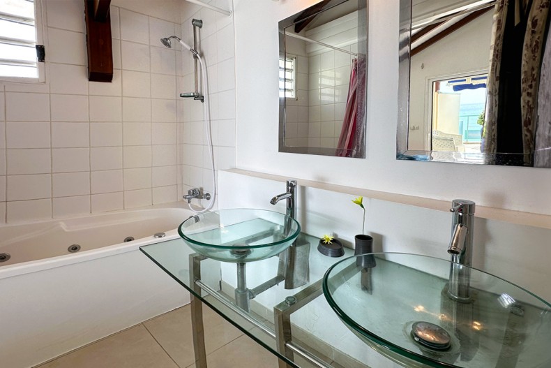 La salle de bain de la chambre parentale