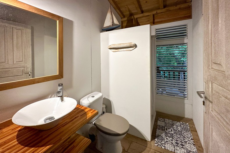 Salle d'eau commune du bungalow