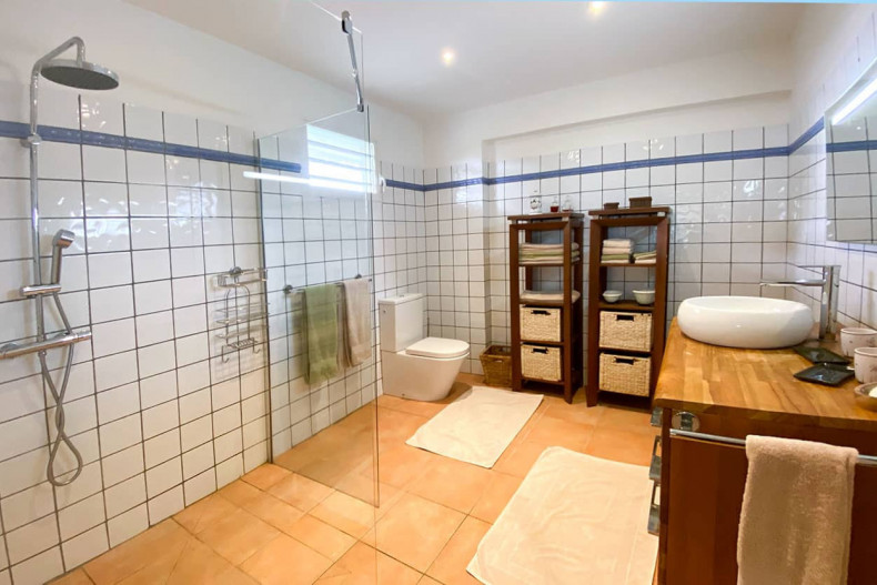 Salle d'eau de la chambre 3 villa 3 chambre le robet