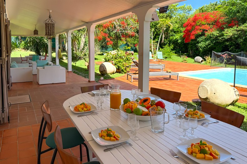 Location villa paisible le diamant piscine table
