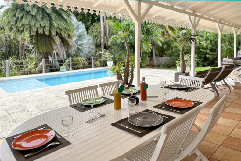 Villa Martinique les Palmiers Royaux table piscine