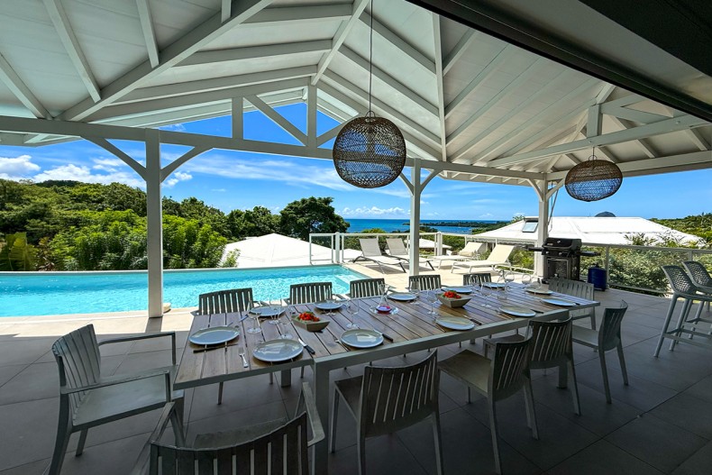 Salle à manger location Villa Martinique Diamant 13 pers