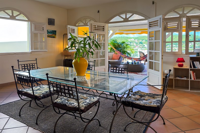 table salon Ch2 Location ANSE à l'ANE Martinique Haut de villa F4
