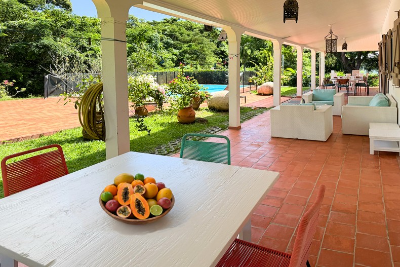Location villa paisible le diamant piscine table terrasse