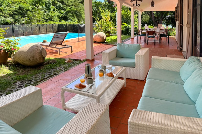 Location villa paisible le diamant piscine salon