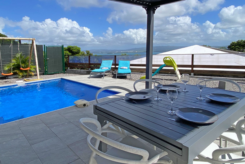 Petite maison piscine sur les hauteurs des trois ilets