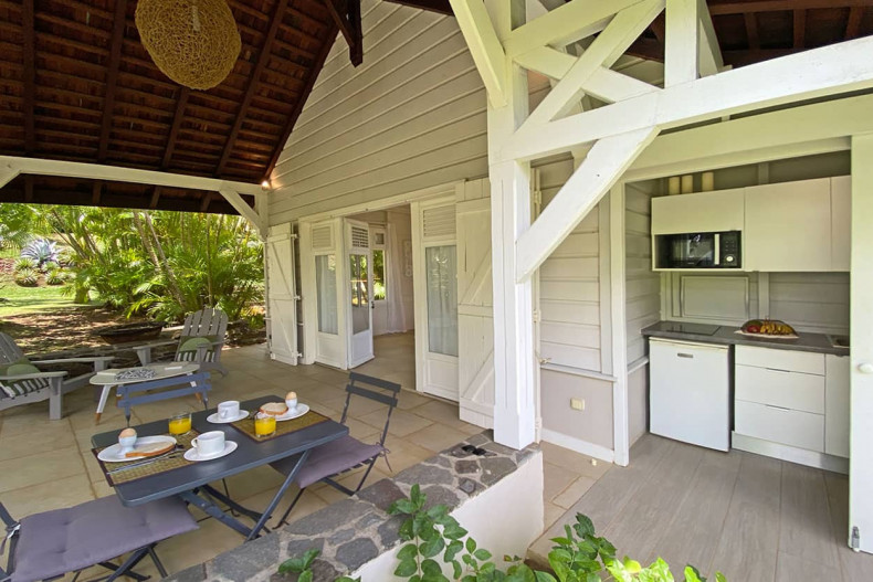 Cottage Cap Est Martinique terrasse cuisine