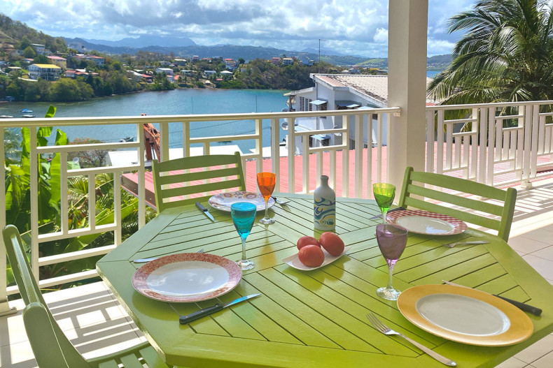 Terrasse villa sable blanc en famille martinique le robert salon cuisine