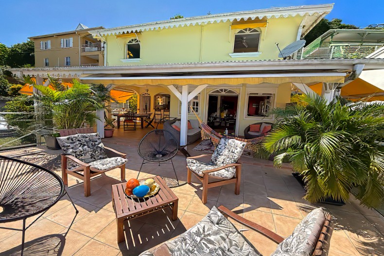 Petit salon Ch2 Location ANSE à l'ANE Martinique Haut de villa terrasse