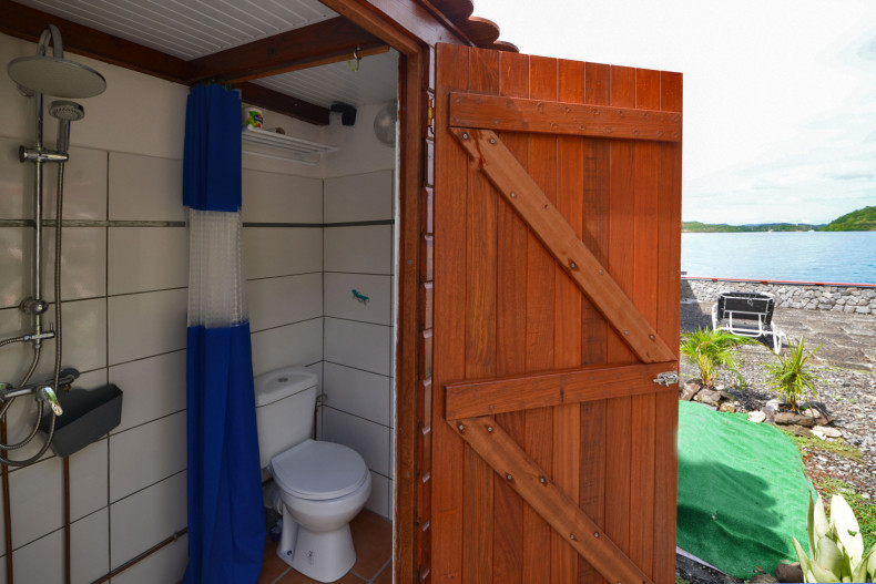 Salle d'eau extérieure sur la mer