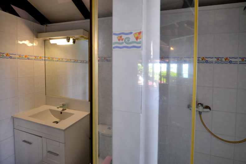 La salle d'eau à l'arrière du spa