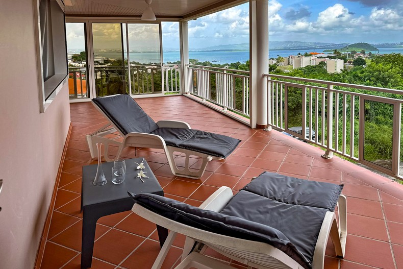 Location avec Spa trois ilets Martinique terrasse