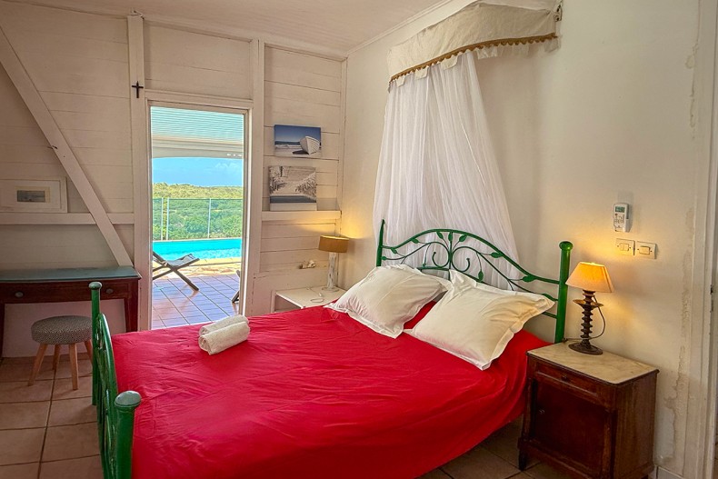 La chambre avec sa salle d'eau