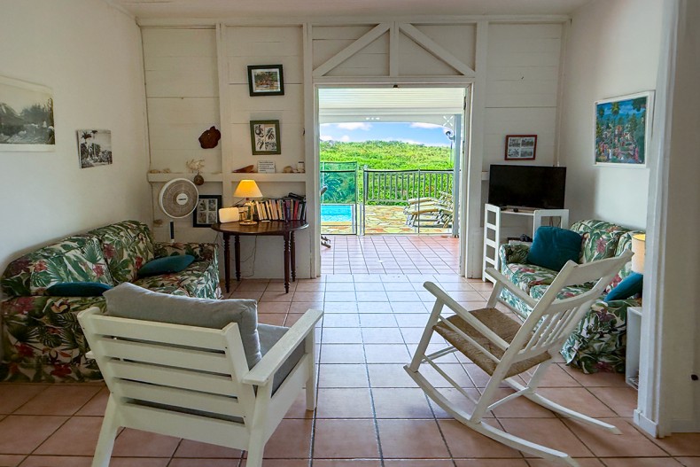 Le salon face à la mare et à la verdure