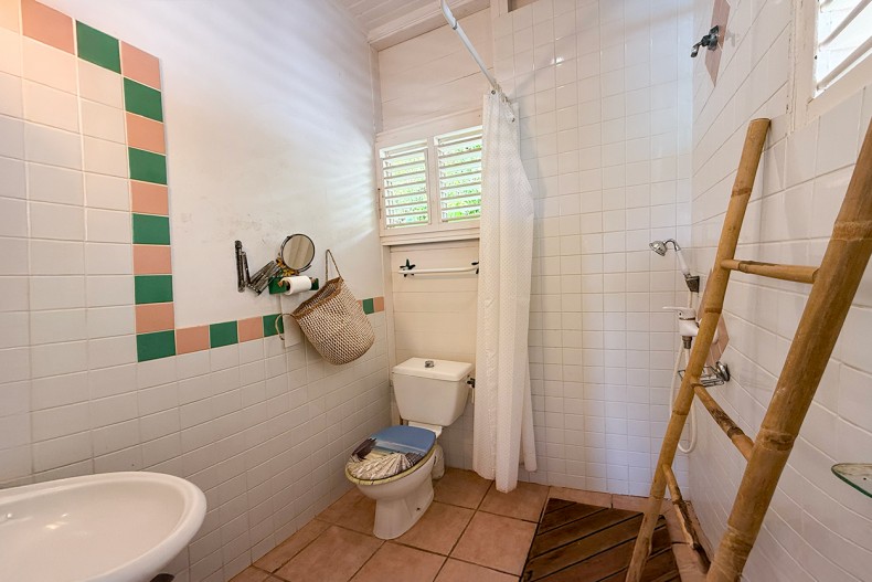 La salle d'eau de la chambre