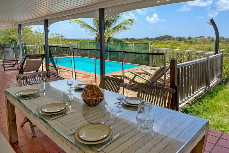 A Table sur la terrasse