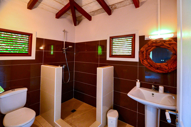 La salle d'eau de la chambre 2