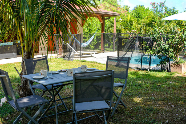 Petite piscine sécurisee villa lagoon