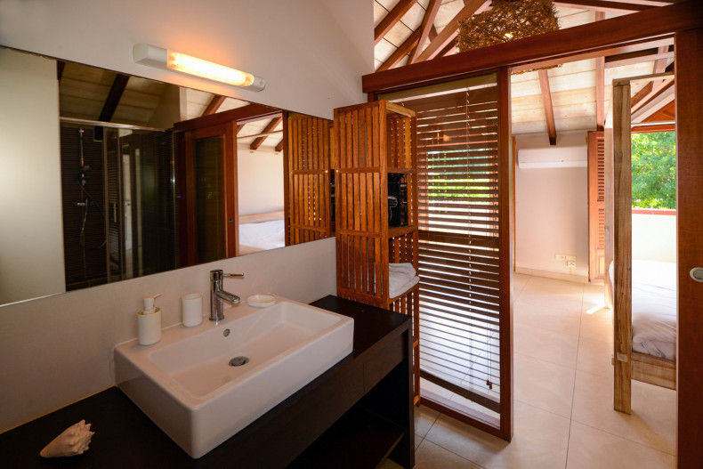 La salle d'eau de la suite villa laggoon