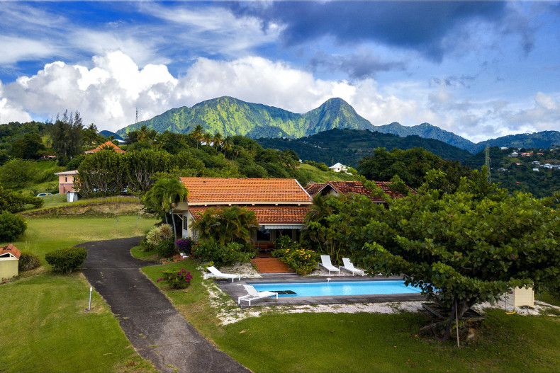 Une magnifique piscine et son spa entre mer et volcan