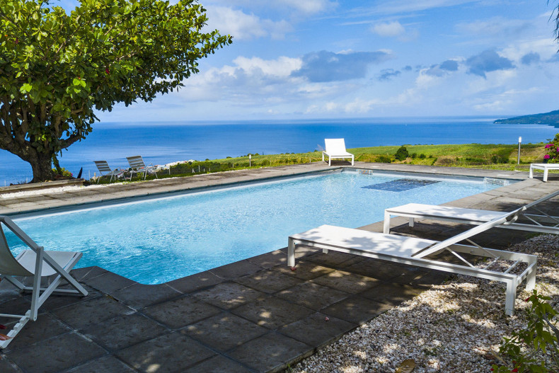 La piscine vue mer au lever du jour