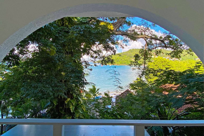 la vue de la terrasse et des chambres