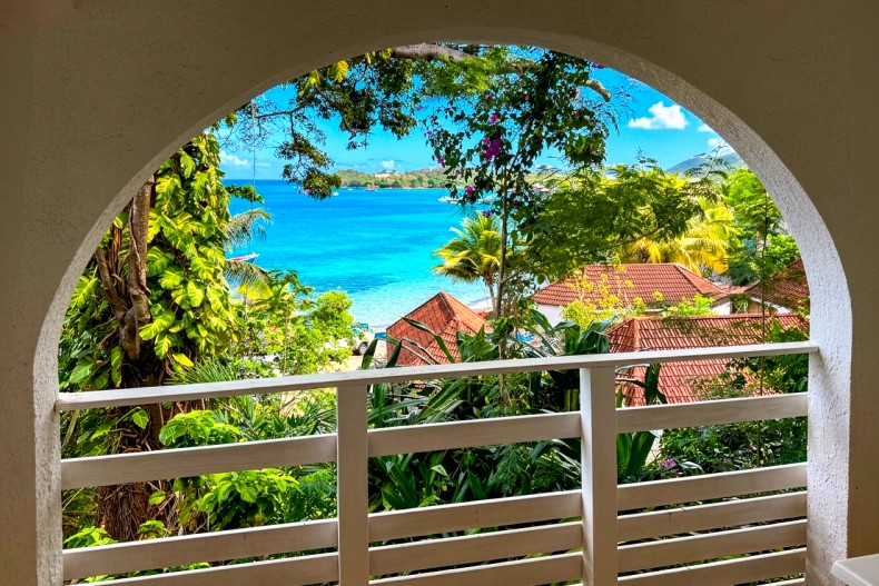 la vue de la terrasse et des chambres