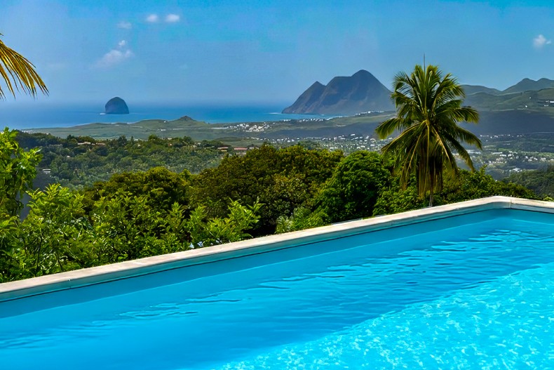 Villa vue sur le rocher du diamant Martinique haut Rivière salée
