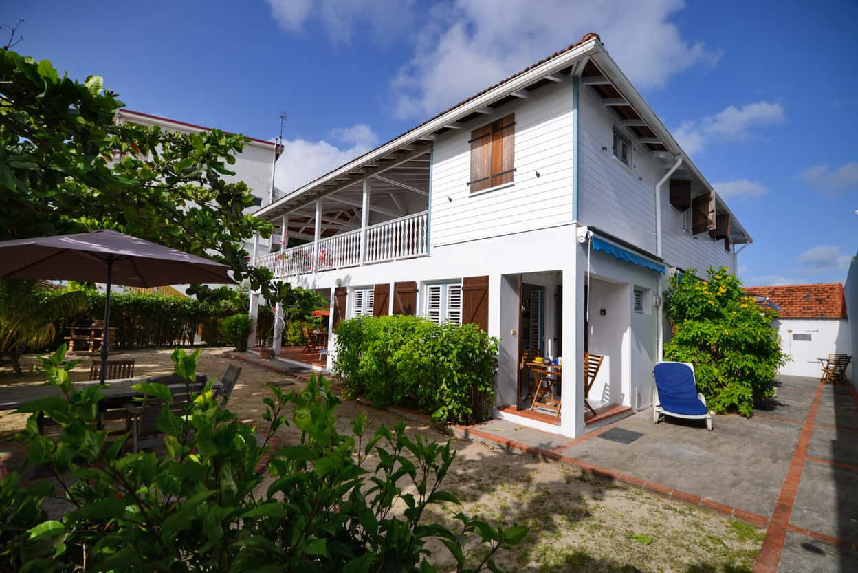 Studio PLAGE CORAIL location Martinique Trois Ilets - Studio corail au fond à droite de la maison